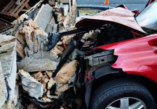 Intervención do Speis por un accidente en Sedes con persoas atrapadas no interior dun vehículo